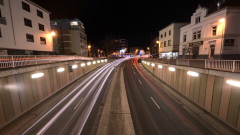 Eine Straße bei Nacht