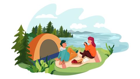 Zwei fröhliche, junge Menschen sitzen vor einem Zelt im Wald an einem See und picknicken