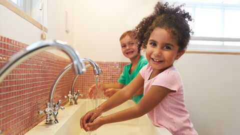 Kinder beim Händewaschen