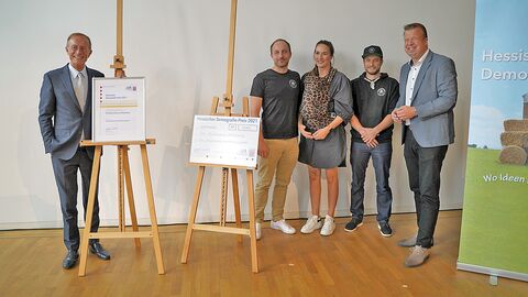 Staatsminister Axel Wintermeyer ehrt die Gewinner des Demografie-Preises