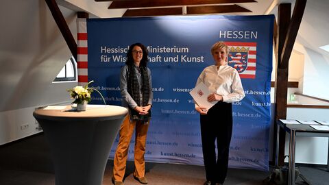 Kunst- und Kulturministerin Angela Dorn (l) mit Haupt-Stipendiatin Maria Loboda