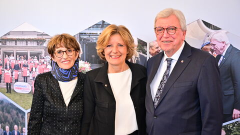 Nach rund zwölf Jahren legt der dienstälteste Regierungschef, Ministerpräsident Volker Bouffier, morgen im Hessischen Landtag sein Amt nieder. Heute Abend wurde er mit einer feierlichen Serenade im Wiesbadener Schloss Biebrich verabschiedet. Unter den Gästen waren viele politische Weggefährten und Freunde des Ministerpräsidenten sowie Vertreter der Kirchen, der Medien, aus der Wirtschaft, dem Sport und der Gesellschaft.