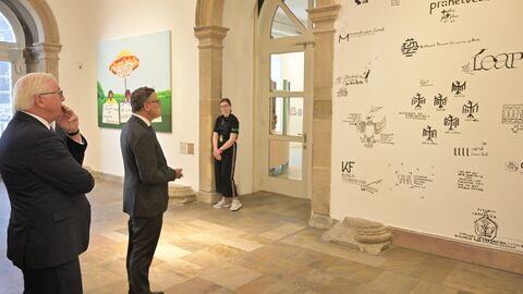 Ministerpräsident Boris Rhein und Bundespräsident Frank-Walter Steinmeier schauen sich gemeinsam die documeta fifteen an,