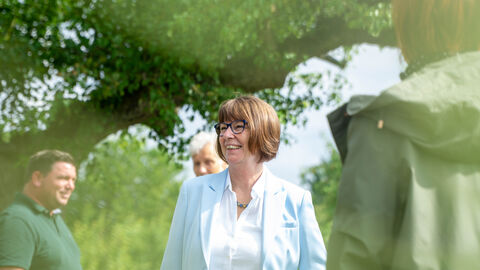 Priska Hinz bei der Vorstellung der Streuobstwiesenstrategie