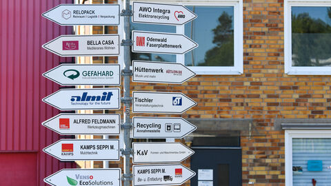 Beschilderung im Gewerbepark Hüttenwerk