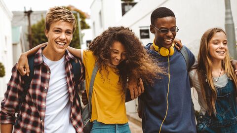 Eine Gruppe Jugendlicher, Arm in Arm