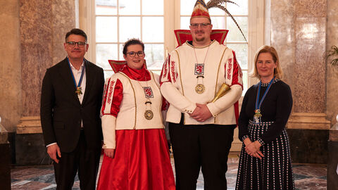 Ministerpräsident Boris Rhein und seine Frau Tanja Raab-Rhein empfangen im Schloss Biebrich in Wiesbaden hessische Fastnachtsvereine