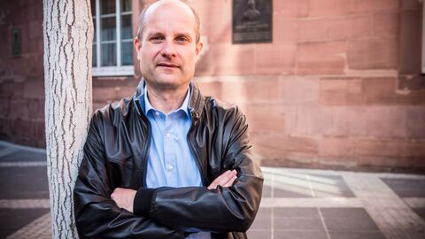 Mann mit verschränkten Armen