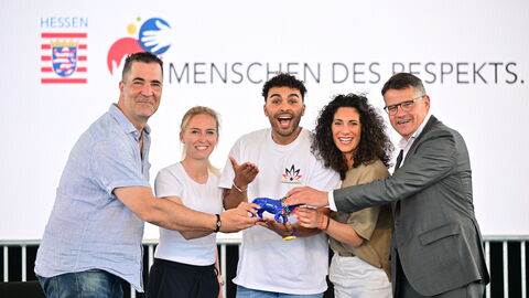 Christoph Grüne, Julia Boike und Younes Zarou haben mit Moderatorin Evren Gezer und Ministerpräsident Boris Rhein über Respekt im Alltag diskutiert. (v.l.n.r.)