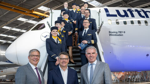 Ministerpräsident Boris Rhein (Mitte) mit Wiesbadens Oberbürgermeister Gert-Uwe Mende (links) und Carsten Spohr, Vorsitzender des Lufthansa-Vorstandes (rechts) bei der Taufe der Lufthansa-Boeing „Wiesbaden“