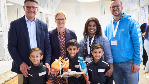 Ministerpräsident Boris Rhein und seine Frau Tanja Raab-Rhein mit Mehrlingen im Hessenpark in Neu-Anspach.