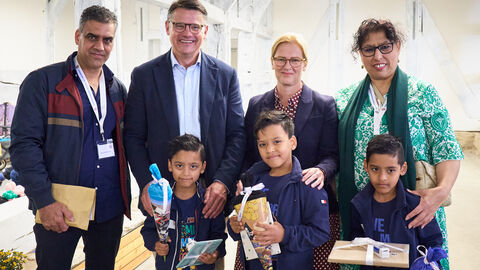 Ministerpräsident Boris Rhein und seine Frau Tanja Raab-Rhein mit Mehrlingen im Hessenpark in Neu-Anspach.