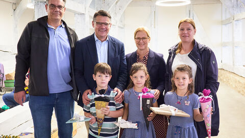 Ministerpräsident Boris Rhein und seine Frau Tanja Raab-Rhein mit Mehrlingen im Hessenpark in Neu-Anspach.