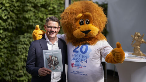Hessenfest 2023 Ministerpräsident Boris Rhein (links) und ein Löwen-Maskottchen