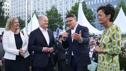 Als zwei der prominenten Gäste der Bundesebene haben Ministerpräsident Boris Rhein (2.v.r.) und Staatsministerin Lucia Puttrich (rechts) unter anderem Bundesinnenministerin Nancy Faeser (links) und Bundeskanzler Olaf Scholz (2.v.l.) auf dem Hessenfest in Berlin begrüßt. Von links nach rechts: Bundesinnenministerin Nancy Faeser, Bundeskanzler Olaf Scholz, Ministerpräsident Boris Rhein – mit Mikrofon in seiner rechten Hand – und Staatsministerin Lucia Puttrich