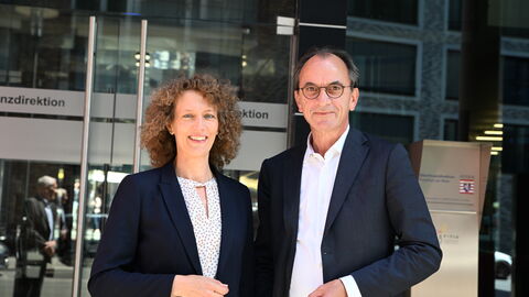 Die kommissarische Oberfinanzpräsidentin Konstanze Bepperling neben Finanzminister Michael Boddenberg vor der Oberfinanzdirektion.