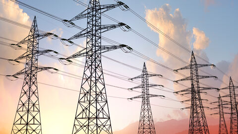 Eine Stromtrasse vor abendlich gefärbtem Himmel