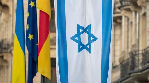 Die Hessische Staatskanzlei zeigt in diesen Tagen vor ihrem Gebäude die Flagge Israels.