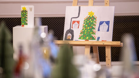 Blick über den Tisch auf eine Staffelei