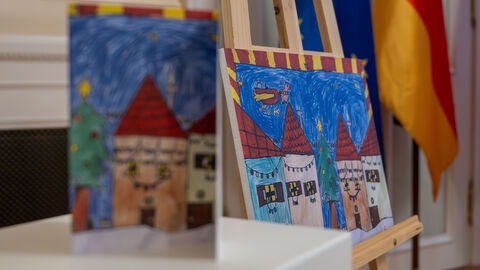 Blick auf eine Karte und die zugehörige Staffelei