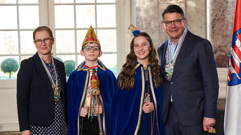 Ministerpräsident Boris Rhein und seine Frau Tanja Raab-Rhein empfangen im Schloss Biebrich in Wiesbaden Prinzessin Greta I. und Prinz David II. vom Carnevalverein Lorcher Raupen e.V.; Greta Dahlen, David Schura