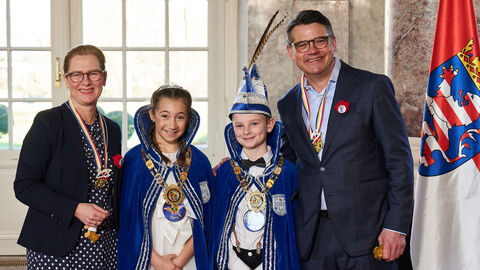 Ministerpräsident Boris Rhein und seine Frau Tanja Raab-Rhein empfangen im Schloss Biebrich in Wiesbaden Kinderprinz Luiz I. und Kinderprinzessin Maya I. von der Karnevalsgemeinschaft 1965 Holzhausen/Hahn e.V.; Luiz Bosch, Maya Krannich