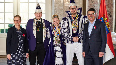 Ministerpräsident Boris Rhein und seine Frau Tanja Raab-Rhein empfangen im Schloss Biebrich Prinzessin Julia I. und Prinz Johannes I. mit Kutscher Rainer vom Karnevalsverein „Die Hasenspringer" Rosbach e.V.; Julia Jochum, Johannes Mildenberger, Rainer Schmidt