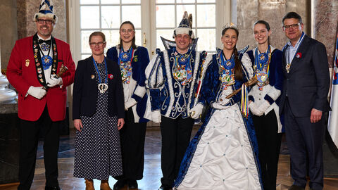 Ministerpräsident Boris Rhein und seine Frau Tanja Raab-Rhein empfangen im Schloss Biebrich in Wiesbaden Prinzessin Yvonn I. und Prinz Patrick I. sowie Hofmarschall Karsten und die Paginnen Alicia und Lea vom Narrenrat Oberursel e.V.; Yvonne und Patrick Volz, Karsten Wolf, Alicia und Lea Fois. 