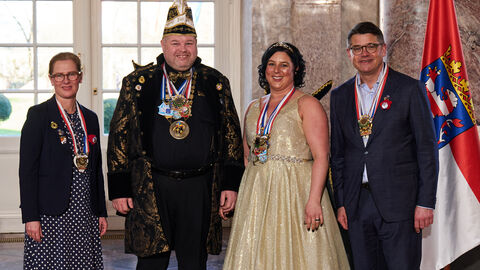 Ministerpräsident Boris Rhein und seine Frau Tanja Raab-Rhein empfangen im Schloss Biebrich Fürst Klaus I. und Fürstin Johanna I. von der Fritzlarer KG Närrische 11 e.V.; Klaus Büchsenschütz, Johanna Lamm