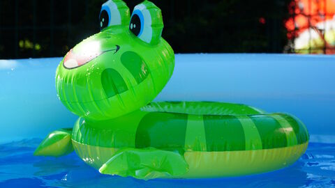 Ein Schwimmreifen als grüner Frosch