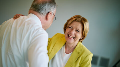 Malu Dreyer und Stephan Weil lachen zusammen