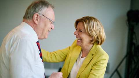 Malu Dreyer und Stephan Weil lachen zusammen