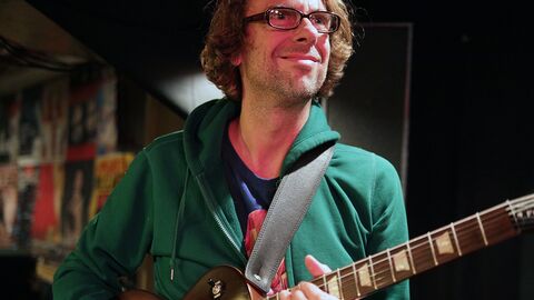 Musiker John Schröder spielt Gitarre