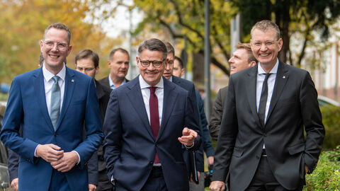Ministerpräsident Rhein auf dem Geländer der Uniklinik