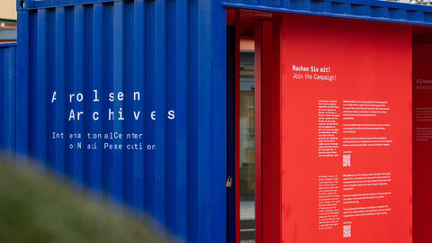 Ein blauer Container mit der Aufschrift "Arolsen Archives"