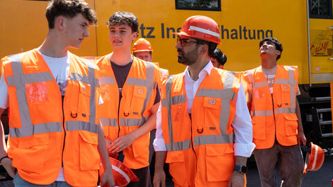 Minister Mansoori im Gespräch mit Praktikanten