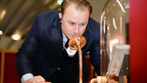 Besichtigung der Cité du Vin Der Chef der Staatskanzlei, Staatssekretär Benedikt Kuhn, bei der Besichtigung der Cité du Vin