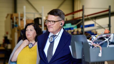 Besichtigung des Unternehmens NGX Robotics Ministerpräsident Boris Rhein bei der Besichtigung des Unternehmens NGX Robotics