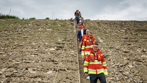 Mehrere Personen laufen eine Treppe hinunter.