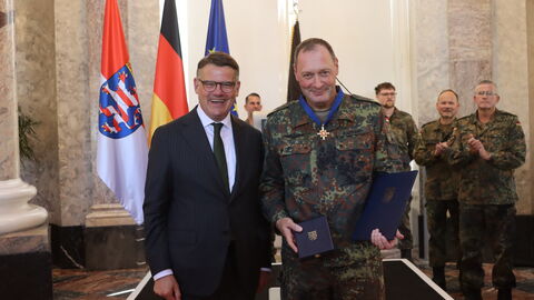 Ministerpräsident Rhein überreicht Hessischen Verdienstorden an Brigadegeneral Holger Radmann 