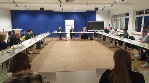 Sportminister Peter Beuth und Sportjugend-Vorsitzende Juliane Kuhlmann diskutierten mit Vereinsvertretern über die Zukunft des Ehrenamts in Wetzlar
