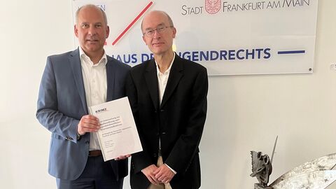 Prof. Dr. Poseck und Prof. Dr. Dessecker stellen Studie zur Wirkung der Häuser des Jugendrechts vor