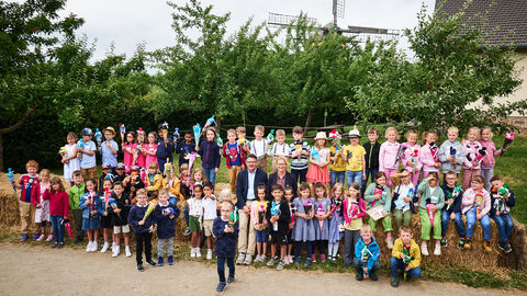 Ministerpräsident Boris Rhein und seine Frau Tanja Raab-Rhein mit den Mehrlingsfamilien im Hessenpark in Neu-Anspach.