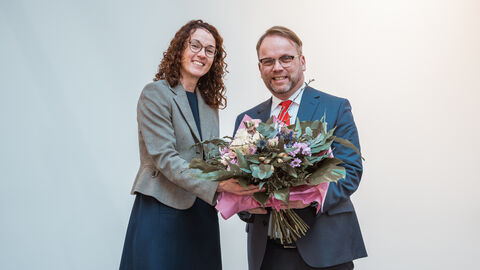 Die scheidende Ministerin Angela Dorn nimmt einen Blumenstrauß des neuen Ministers Timon Gremmels entgegen.