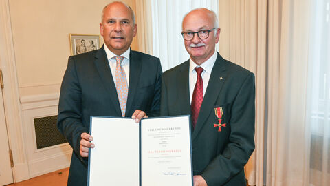 Innenminister Roman Poseck mit Martin Dietz 